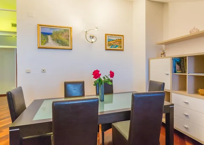 Sun & Sky - Two Bedroom With Balcony And Sea View