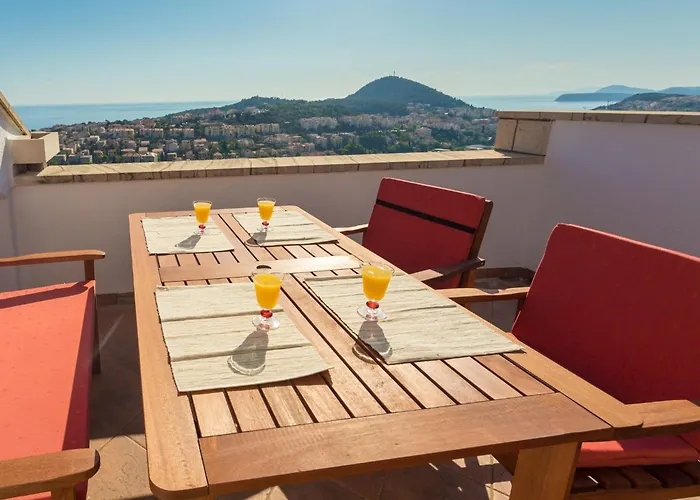 Sun & Sky - Two Bedroom With Balcony And Sea View Apartman