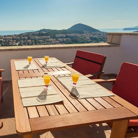 Sun & Sky - Two Bedroom With Balcony And Sea View Daire